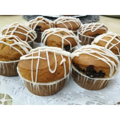 csokival-toltott-mazsolas-muffin