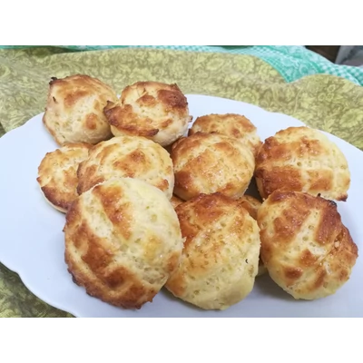 juli-pogacsaja-kovasszal